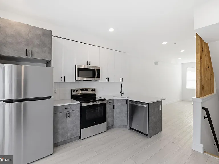 1025 W Orleans St — Photo 4
