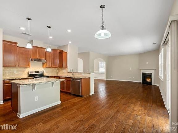 4th image of 112R Swamp Rose Dr