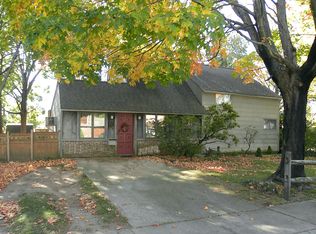40 Abbot Ln, Hicksville, NY 11801