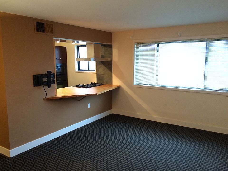 Large Living room with Breakfast Bar