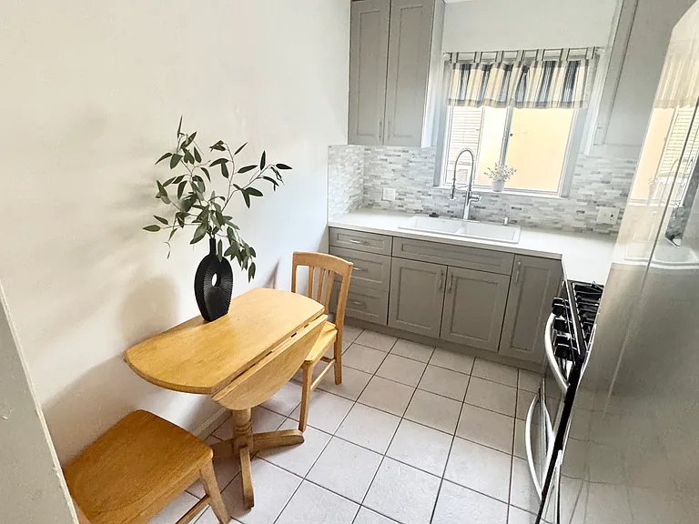 1751 Winona Blvd #6 — Photo 8