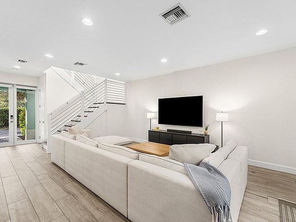 3rd image of 612 SW 15th Street