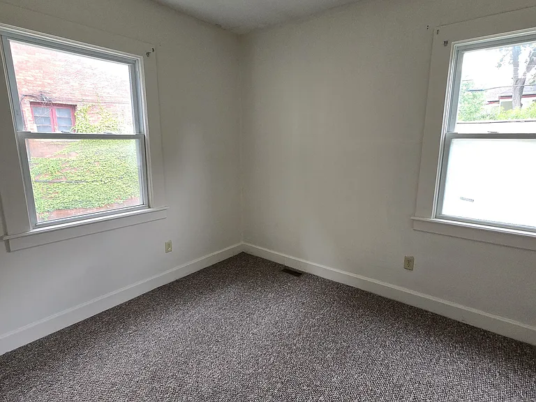 2052 Glenwood Ave — Photo 9