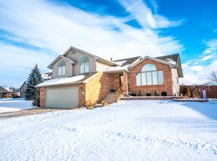 9201 Maple Ct, Saint John, IN 46373