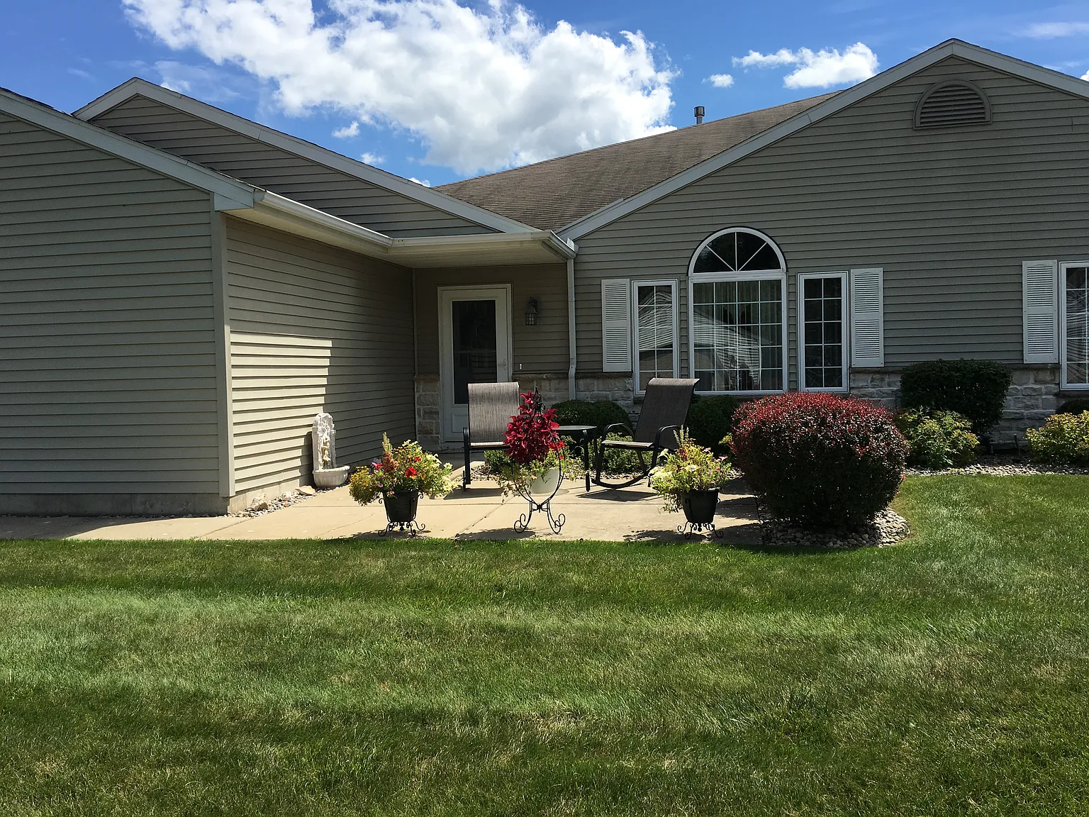2701 Lakewood Dr photo 1