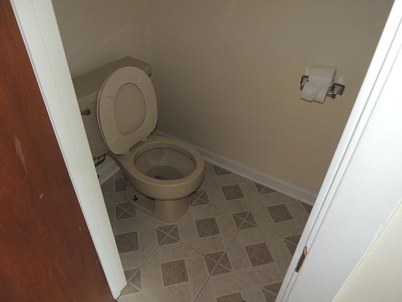 5th image of 122 Oakcrest Cir