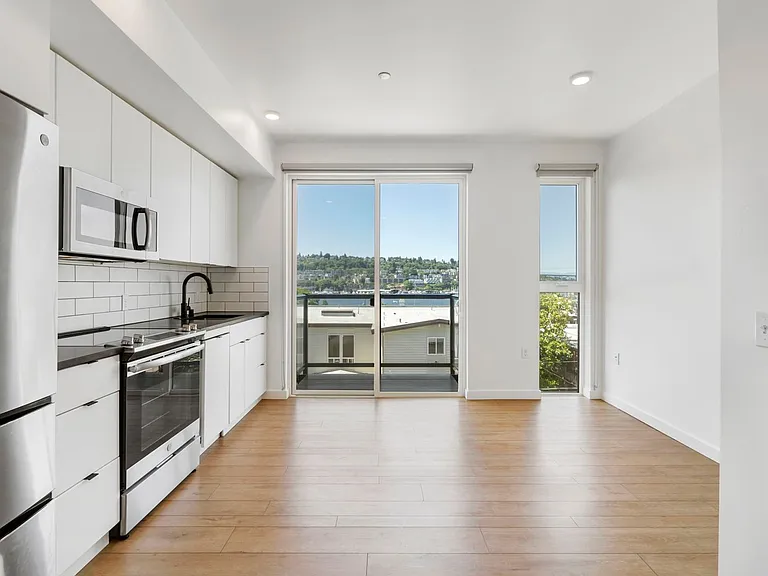 Welcome to Lakeview! - Live in Luxury & Style in the heart of Eastlake — Photo 26