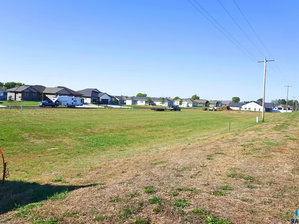 421 W 5th St, Crooks, SD 57020