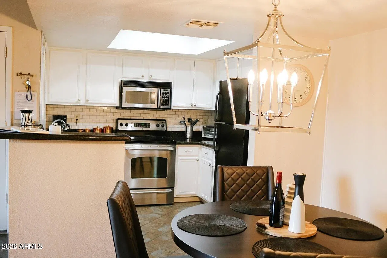 2 bed, 1.5 bath, 849 sqft, $1,300 — Photo 1
