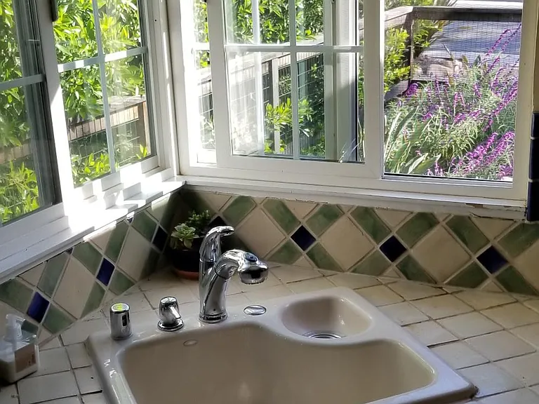 1312 Robbins St — Photo 4