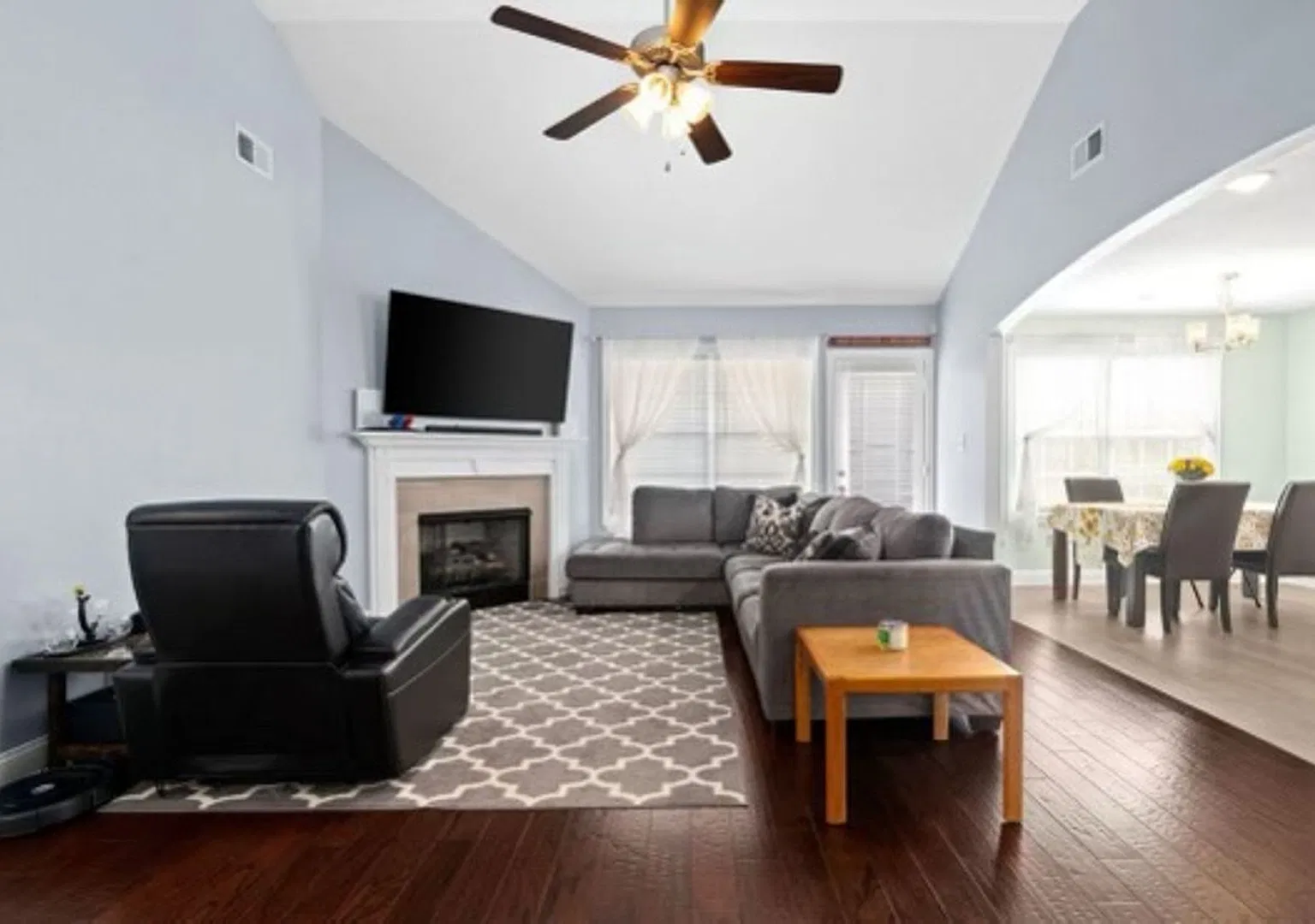 Beautiful Home in St. B! 3Bed/2Bath with 2 Car Garage and Privacy Fence! — Photo 4