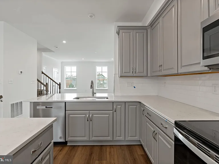 646 Hemsworth Ln — Photo 22
