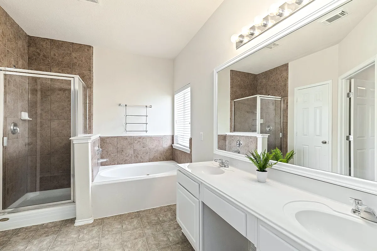 Double vanity anyone? This luxurious bathroom has standup shower and separate large tub! - Clarendon Bend Ln
