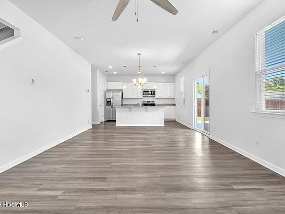 5th image of 1561 St Joseph Drive SE