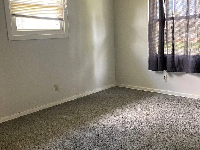 115 Kingsbury Cir — Photo 10