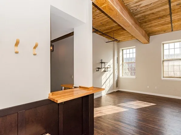 52 Lawrence Dr APT 503, Lowell, MA 01854