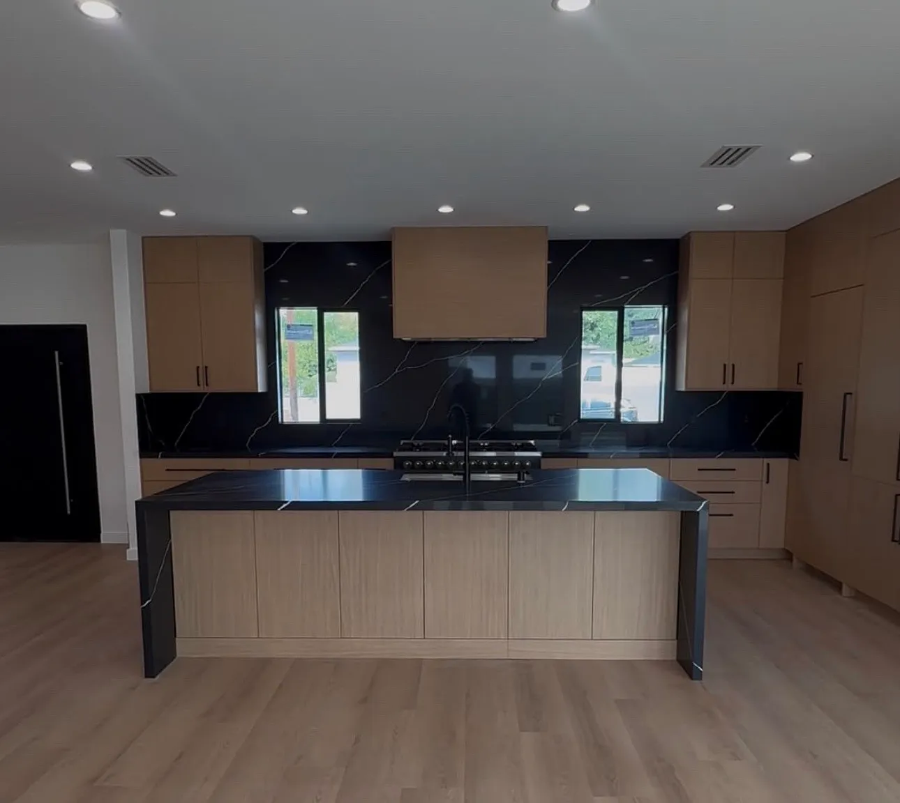 4 bed, 2100 sqft, $6,950 — Photo 2