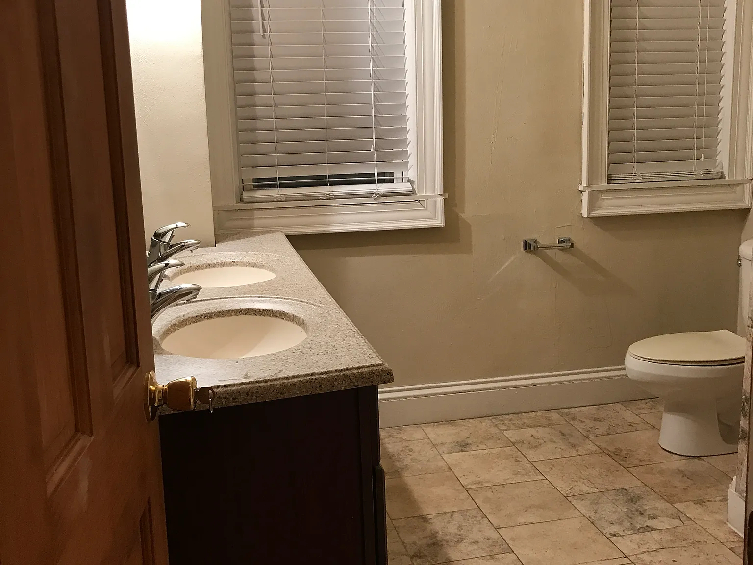 4 bed, 2400 sqft, $2,400 — Photo 2