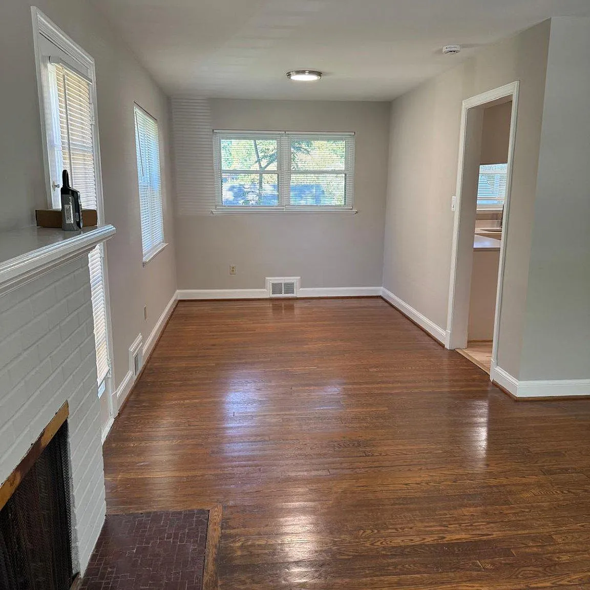 3 bed, 1.0 bath, 2400 sqft, $3,500 — Photo 2