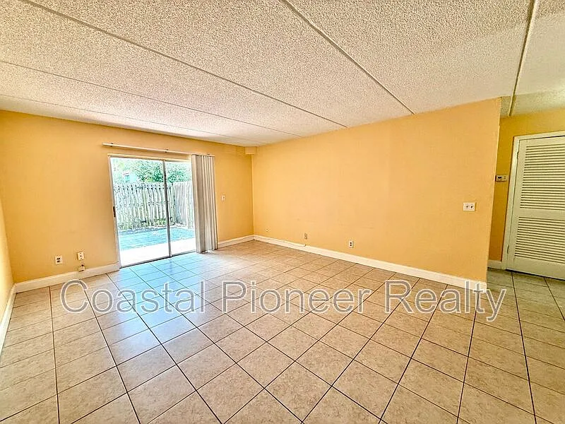 1 bed, 1.0 bath, 742 sqft, $1,250 — Photo 3