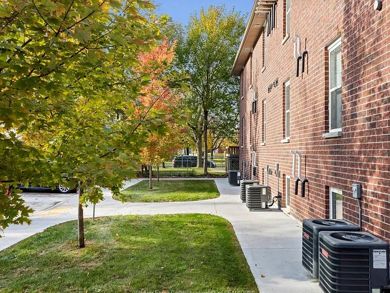 717 Saint Antoine St #3 — Photo 16