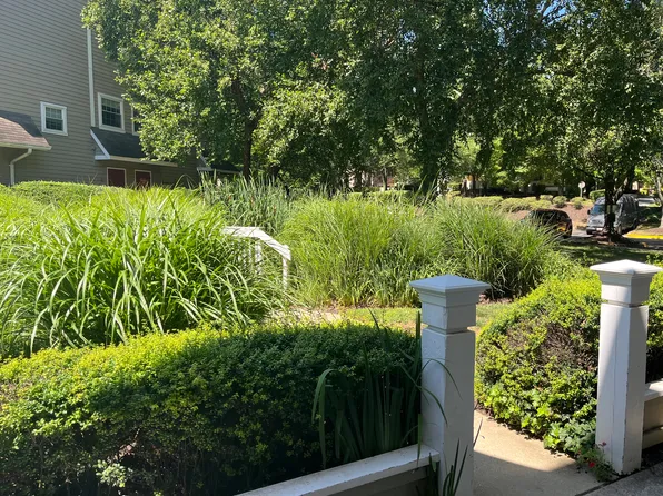 5701 Chapman Mill Dr APT 330, Rockville, MD 20852
