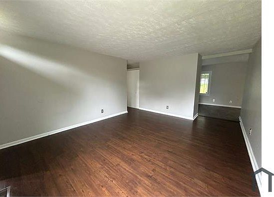 3rd image of 23345 Comstock Rd