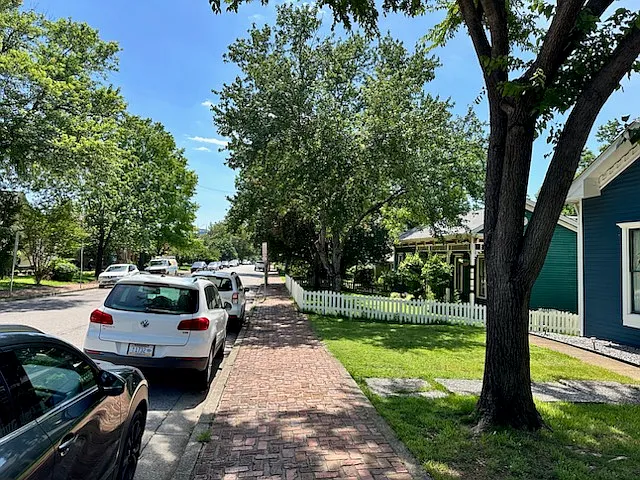 2 bed, 900 sqft, $1,700 — Photo 2