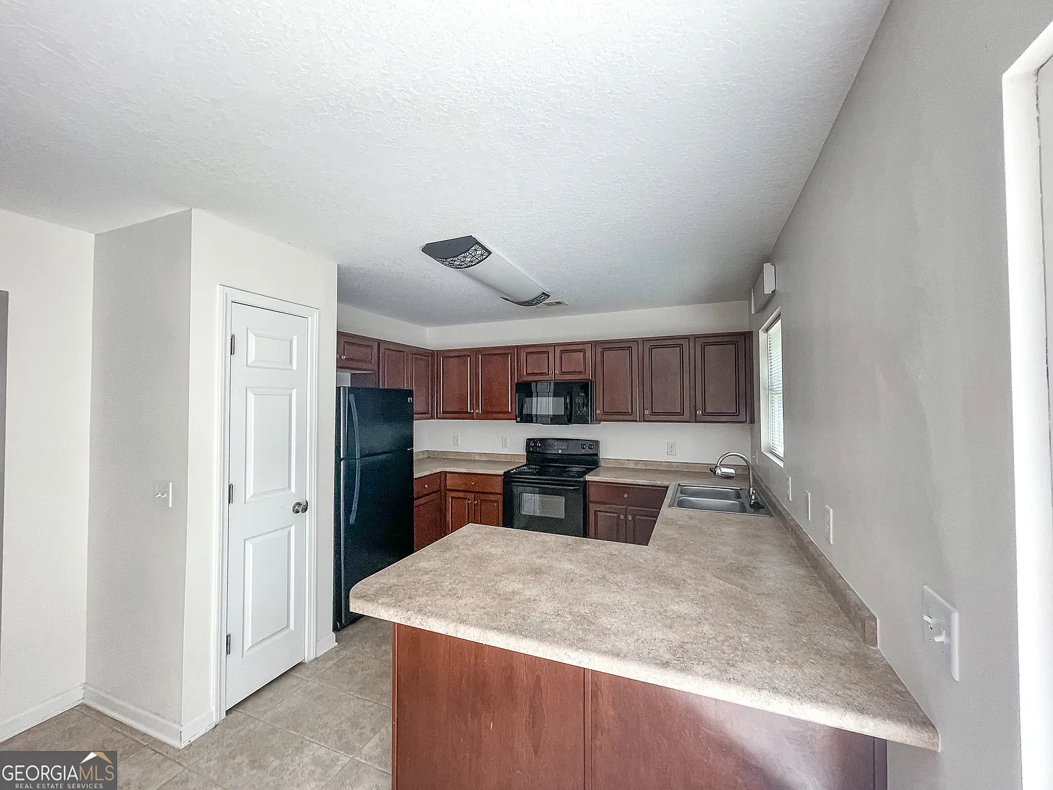 3 bed, 2.0 bath, 1390 sqft, $1,775 — Photo 2