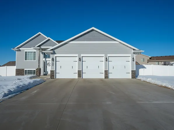 2804 Crescent Dr, Minot, ND 58703