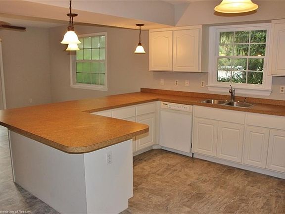 3rd image of 1271 Lakeview Dr