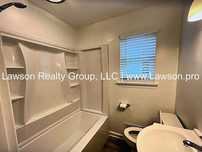 713 Oakview Dr — Photo 6