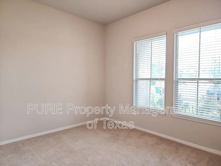 1019 Granbury Cv — Photo 12