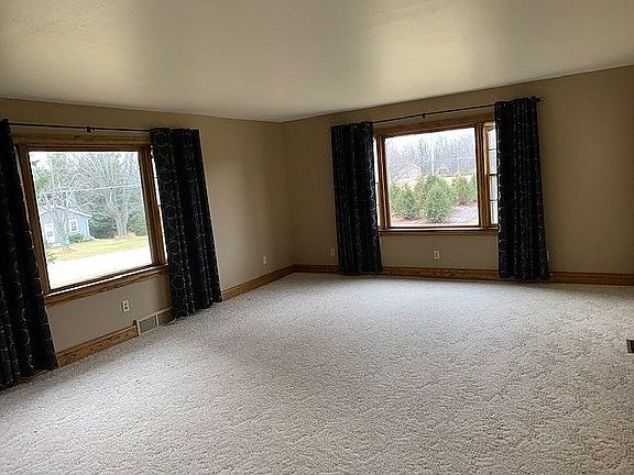 Living Room 15' x 22.5'