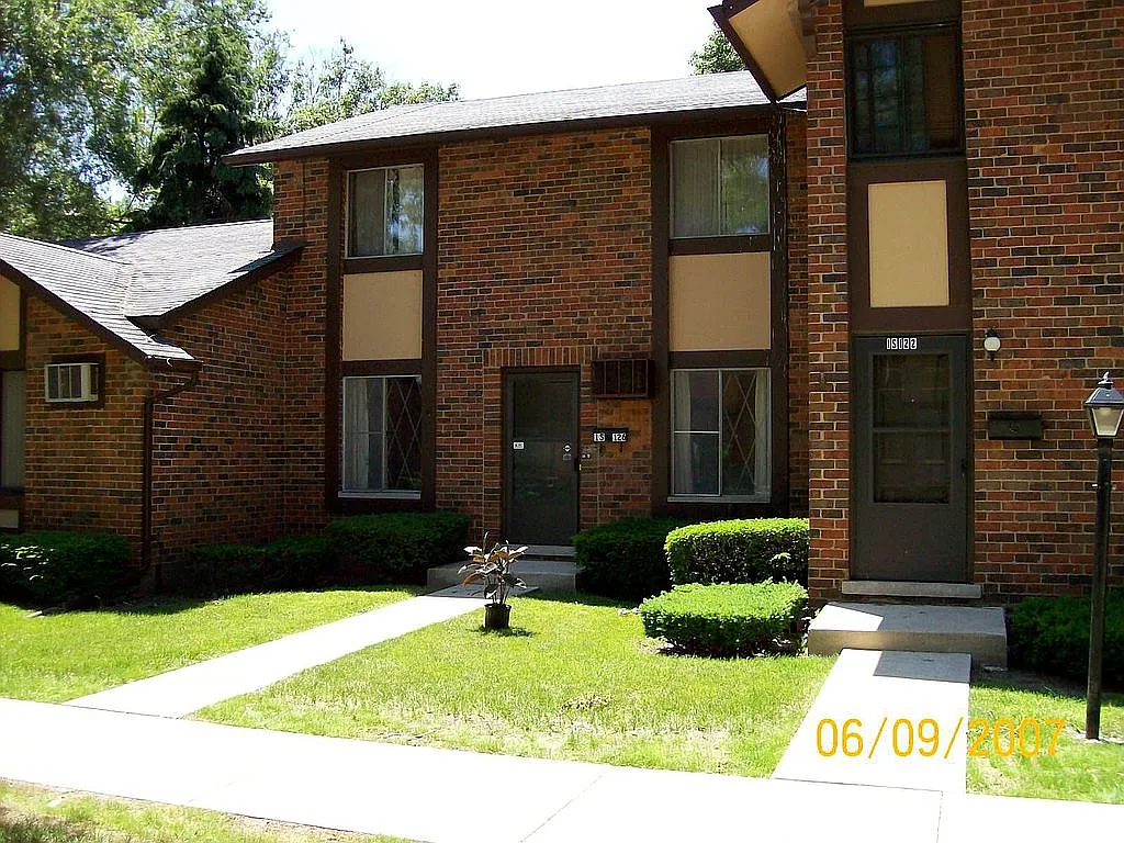 1S126 Stratford Ln photo 1
