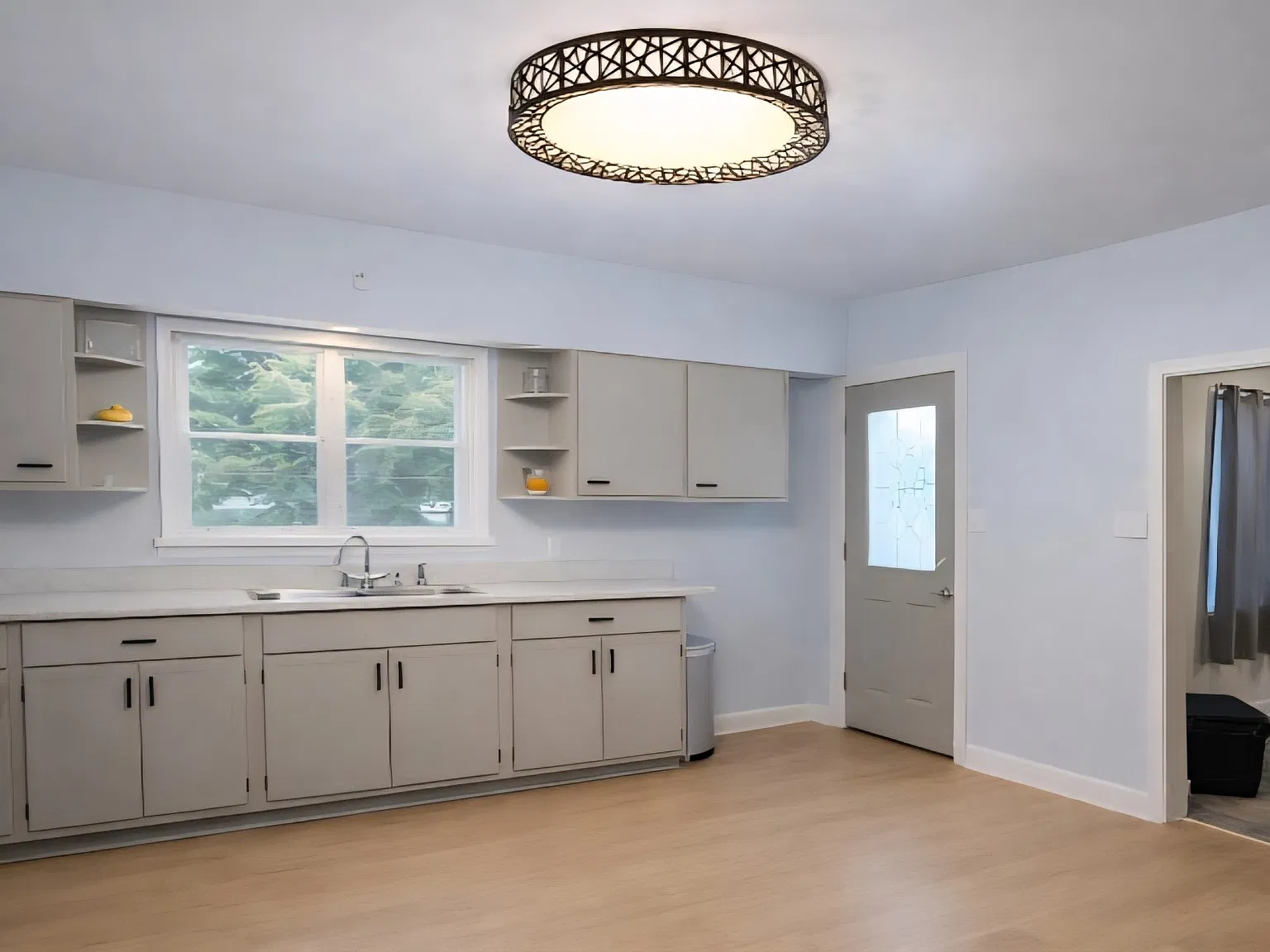 5 bed, 1.5 bath, 1600 sqft, $2,200 — Photo 2
