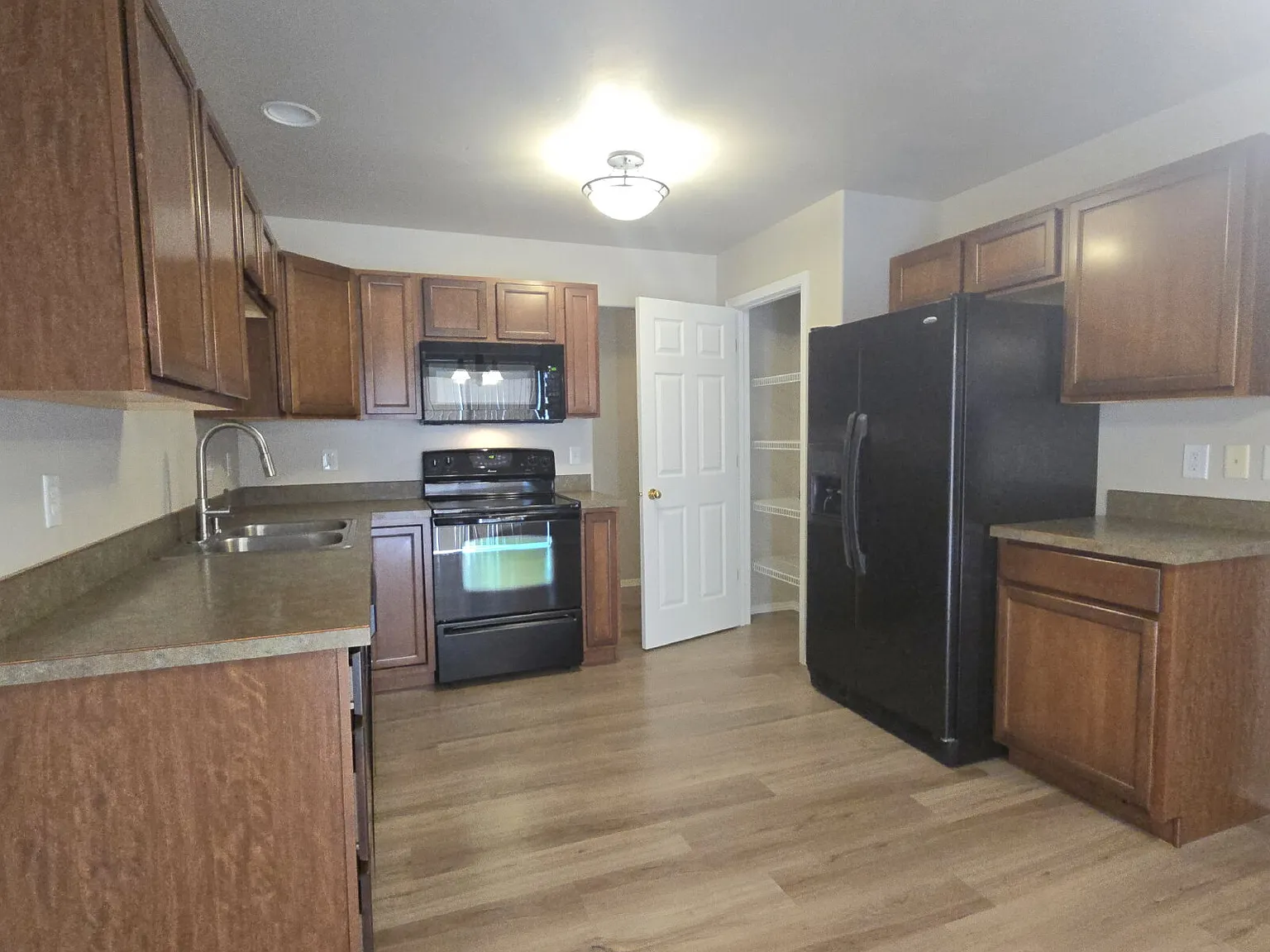 2 bed, 2.0 bath, 1297 sqft, $2,200 — Photo 2