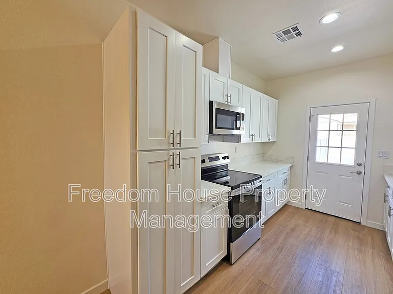 1701 Sycamore Ave #A — Photo 14