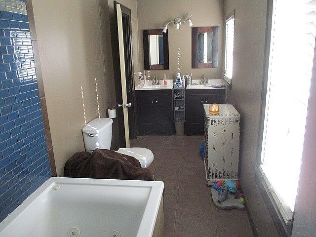 Master bath, oversized jet tub