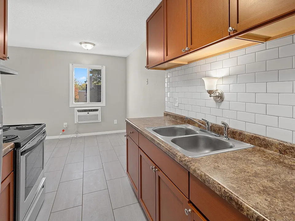 1089 York Ave #8