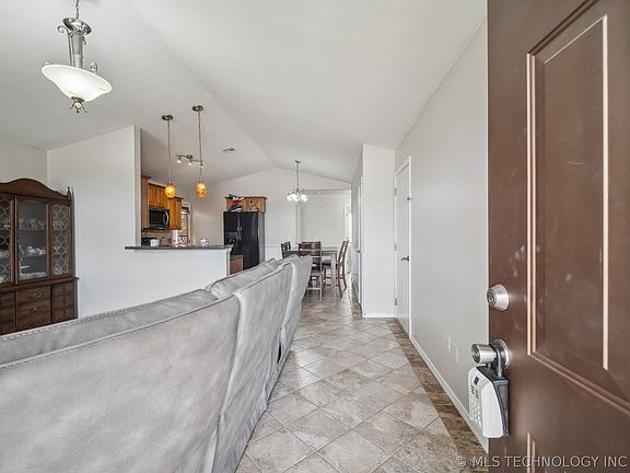 4th image of 2106 Greenbrier Ct