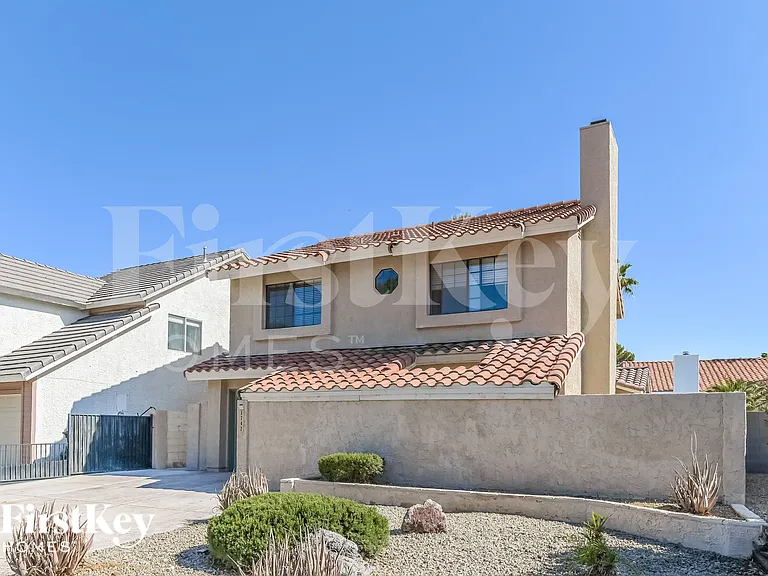 1742 La Cruz Dr — Photo 2