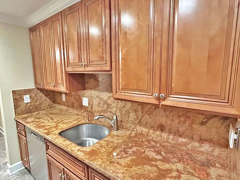 Laurelwood Apartments — Photo 13