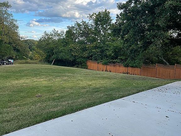 4th image of 3758 Parkview Dr