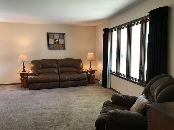 3rd image of 4023 Fox Hills Dr