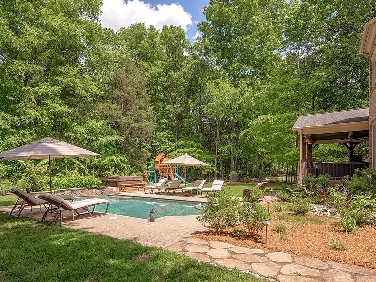 405 Pondview Ct — Photo 32