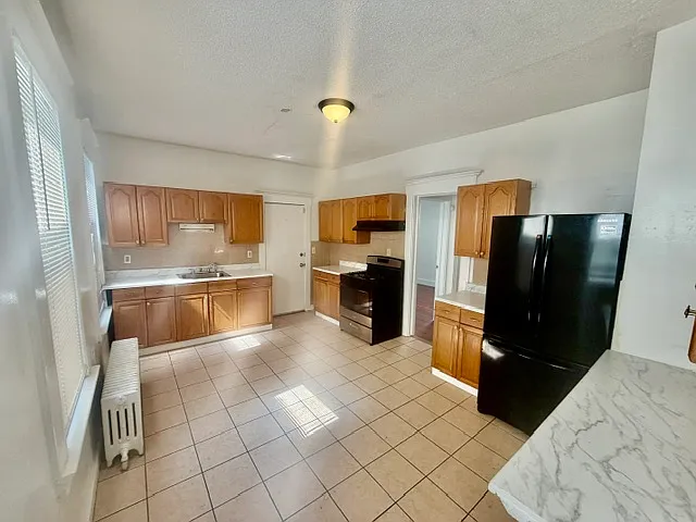 3 bed, 1185 sqft, $2,100 — Photo 4