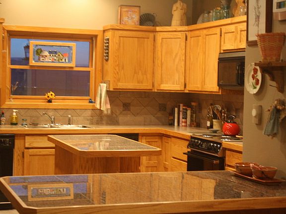 Kitchen (partial view).