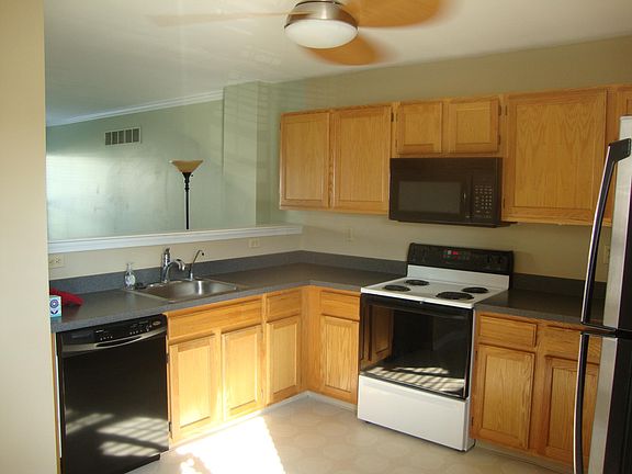 Spacious Eat in Kitchen