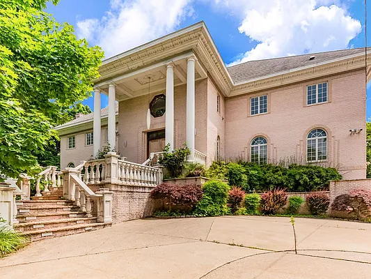 Sold by Re/Max In The City | media 1